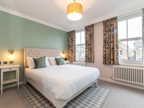 Postel nebo postele na pokoji v ubytování Pass the Keys Gorgeous 4 bedroom with parking Kingston London