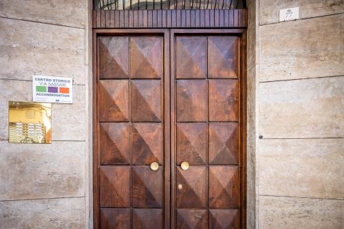 a wooden door on the side of a building at Centro storico via Sassari Accommodation in Cagliari