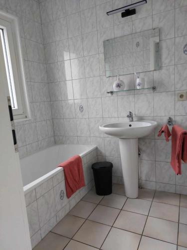 a bathroom with a sink and a bath tub and a sink at La Casa Bianca gîte 4 pers in Lierneux