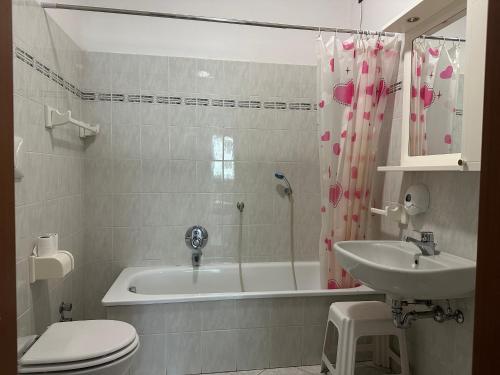 Ένα μπάνιο στο La Lanterna