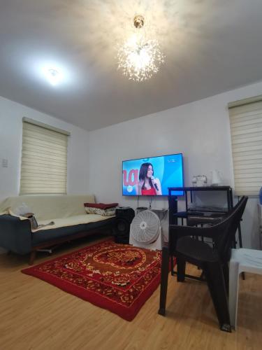 Televisyen dan/atau pusat hiburan di Two-Bedroom Nook at Talisay City