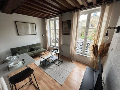 un salon avec un canapé et une table dans l'établissement Appartement rénové quartier historique, à Caen