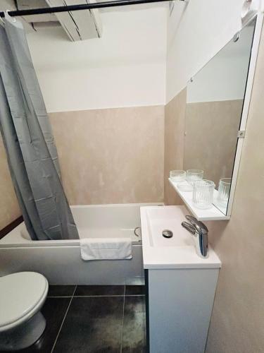 une salle de bain avec une baignoire, un lavabo et des toilettes dans l'établissement Appartement rénové quartier historique, à Caen
