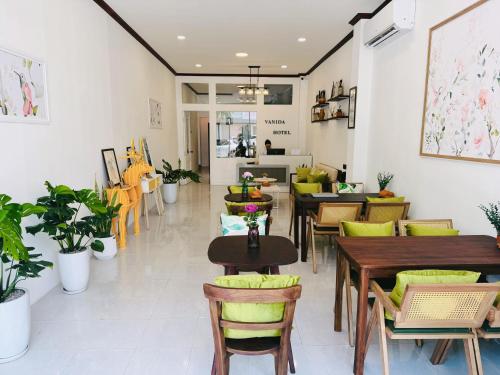 un ristorante con tavoli e sedie in una stanza di Vanida Hotel a Vientiane