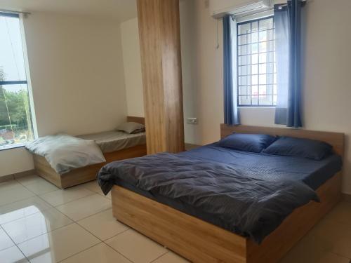 Postel nebo postele na pokoji v ubytování Lakshmi Residency By Sky inn