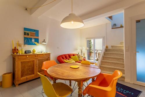 - un salon avec une table et des chaises orange dans l'établissement Jasmine Yellow, à Sérignan