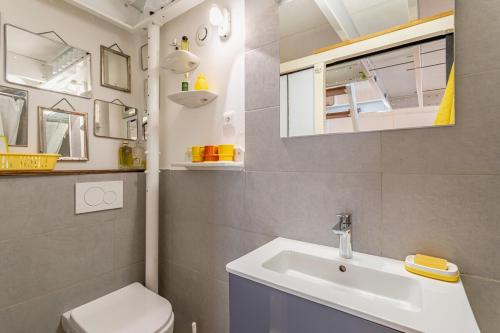 une petite salle de bain avec un lavabo et des toilettes dans l'établissement Jasmine Yellow, à Sérignan
