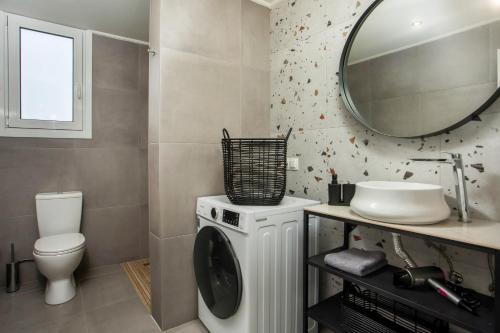 a bathroom with a washing machine and a mirror at Casa Anastasia in Pastida