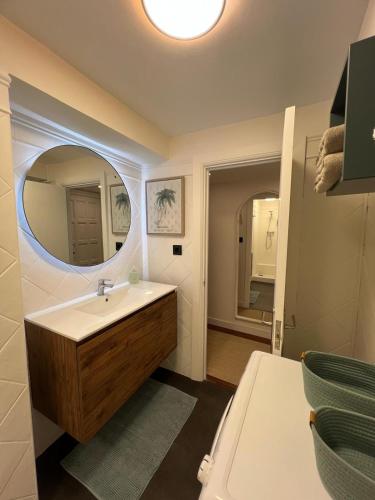a bathroom with a sink and a mirror at Apartamento independiente Suite - Recién reformado y parking gratis in Castro-Urdiales