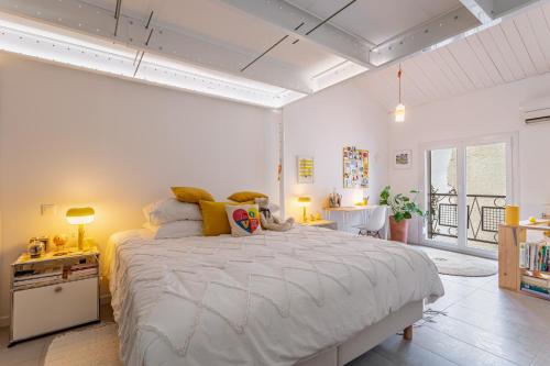 - une grande chambre blanche avec un grand lit dans l'établissement Jasmine Yellow, à Sérignan