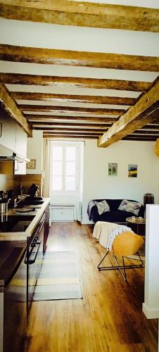 - une cuisine avec évier et un lit dans une chambre dans l'établissement Cap Malouin, à Saint-Malo