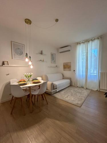 Postel nebo postele na pokoji v ubytování V&C HOME RENTAL SPECIALIST Appartamenti fronte Lago Maggiore
