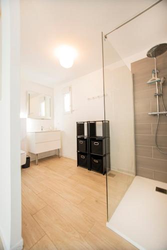une salle de bain avec une douche en verre et un lavabo dans l'établissement Vista Mare à Cardo - Vue Mer, à Bastia