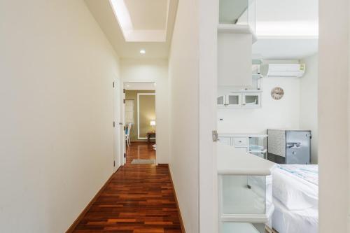 Kuchyň nebo kuchyňský kout v ubytování Luxurious 6BR Villa with Pool & Games at Sukhumvit