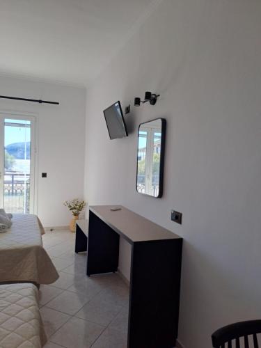 a room with a desk with a mirror and a bed at Bratis Apartments in Keri