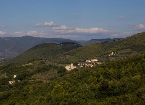 a small town in the middle of a mountain at Il Castello Di Perchia in Crocemaroggia