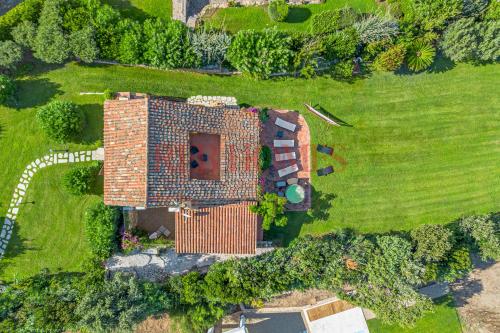 an aerial view of a house with a yard at Domus de pedra in Marina di Portisco