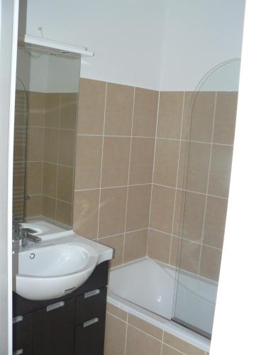 une salle de bain avec un lavabo et une baignoire dans l'établissement Terrasses des Embiez, à Six-Fours-les-Plages