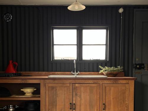 una cocina con fregadero y ventana en Bloukrans Klein-bewarea Guest Farm, en Laingsburg