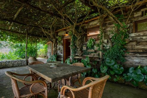 a table and chairs in front of a house at Villa Rosa di Nonna Rosa in Vico Equense