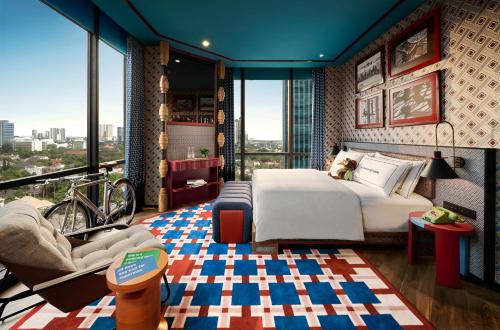 Una cama o camas en una habitación de 25hours Hotel Jakarta The Oddbird