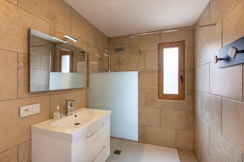 ein Badezimmer mit Waschbecken und Spiegel in der Unterkunft Le Cocon du Lac - Vue montagnes in Les Angles