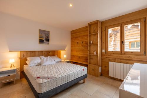 ein Schlafzimmer mit einem Bett und einem Fenster in der Unterkunft Le Cocon du Lac - Vue montagnes in Les Angles