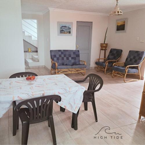 Ruang duduk di High Tide Self Catering Accommodation