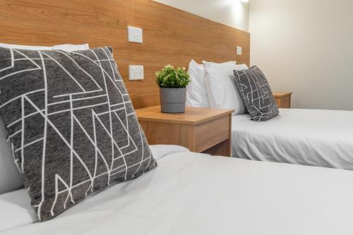 Ένα ή περισσότερα κρεβάτια σε δωμάτιο στο Rainbow Motel Queanbeyan