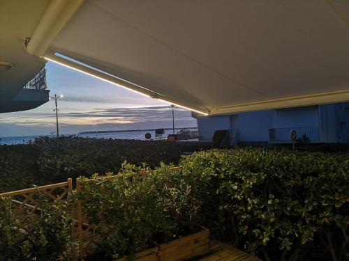 Cette tente offre une vue sur l'océan. dans l'établissement le Colisée appartement vue mer, à La Baule