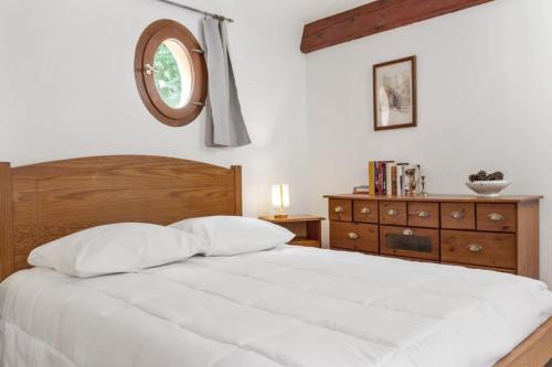 - une chambre avec un lit blanc, un miroir et une commode dans l'établissement La Frênaie - Quiet - Swimming pool - Car park, à Villeneuve-Loubet