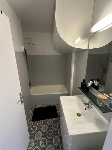 une salle de bain avec un lavabo et une baignoire dans l'établissement L'escapade salée - Saint Aygulf, à Fréjus