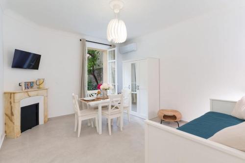 une chambre avec un lit et une salle à manger avec une table dans l'établissement Le Bosquet - Quiet - Hypercentre - AC - Garden, à Cannes