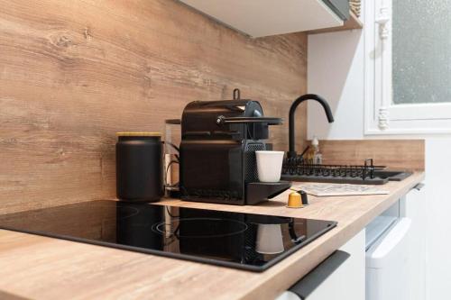 - une cafetière installée au-dessus d'un comptoir de cuisine dans l'établissement Le Bosquet - Quiet - Hypercentre - AC - Garden, à Cannes