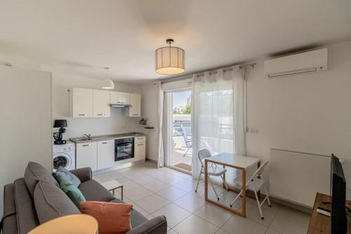 un salon avec un canapé et une table dans l'établissement L'Allegria - Peaceful - Sea - Private car park, à Antibes