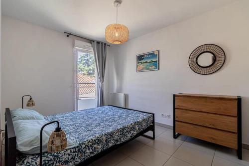 une chambre avec un lit, une commode et une fenêtre dans l'établissement L'Allegria - Peaceful - Sea - Private car park, à Antibes