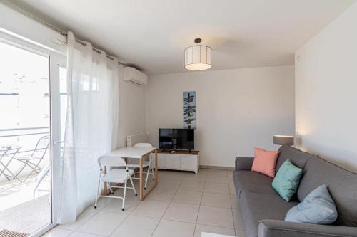 un salon avec un canapé et une table dans l'établissement L'Allegria - Peaceful - Sea - Private car park, à Antibes
