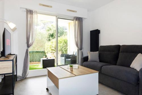 Photo de la galerie de l'établissement Le Royal - Quiet - Spacious - Swimming pool, à Villeneuve-Loubet