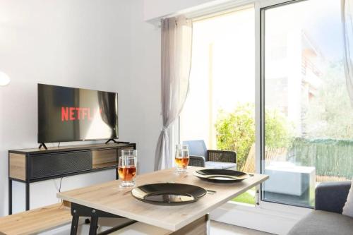 Photo de la galerie de l'établissement Le Royal - Quiet - Spacious - Swimming pool, à Villeneuve-Loubet