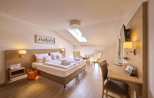 Postel nebo postele na pokoji v ubytování Ströbinger Hof - Therme Wellness Resort