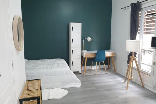 une chambre avec un lit et un bureau dans l'établissement Flexliving - studio - Auriol, à Paris