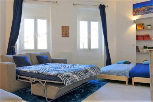 - une chambre avec un lit, un canapé et des fenêtres dans l'établissement The Big Flat - Hypercentre - Car park - Virtual tour, à Nice
