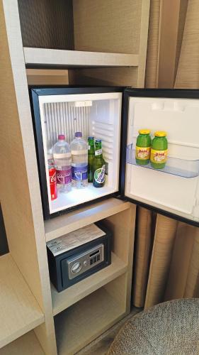 a refrigerator filled with water and a radio at Hotel President in Prato