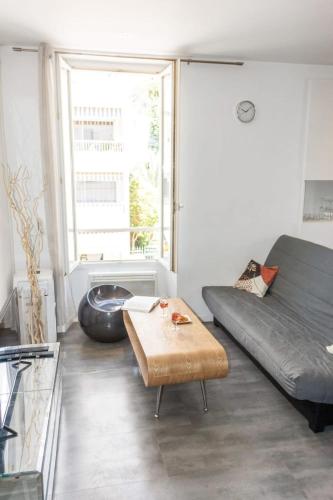 - un salon avec un lit et une table basse dans l'établissement Le Montfleury - Hypercenter - Cozy - WIFI, à Cannes