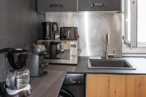 Il comprend une cuisine équipée d'un évier et d'une cafetière. dans l'établissement Le Montfleury - Hypercenter - Cozy - WIFI, à Cannes