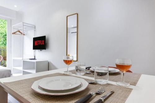 - une table avec des assiettes et des verres de vin dans l'établissement L'Emeraude - Calm - Beach - WIFI, à Antibes