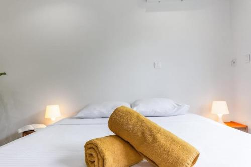 une chambre avec un lit avec une serviette dessus dans l'établissement L'Emeraude - Calm - Beach - WIFI, à Antibes