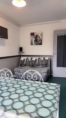 une chambre avec un lit, une table et des chaises dans l'établissement Argeles sur Mer Charmant T2 a 150m de la plage, à Argelès-sur-Mer