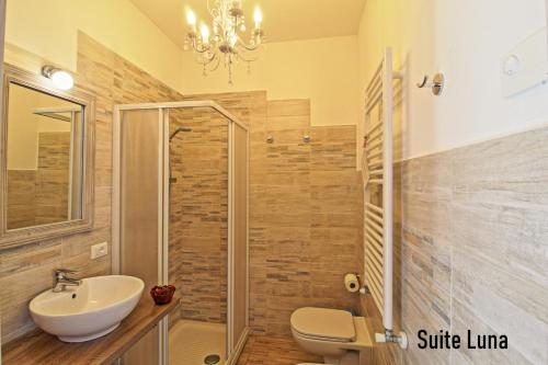 Kúpeľňa v ubytovaní APPARTAMENTO di Charme SUITE LUNA