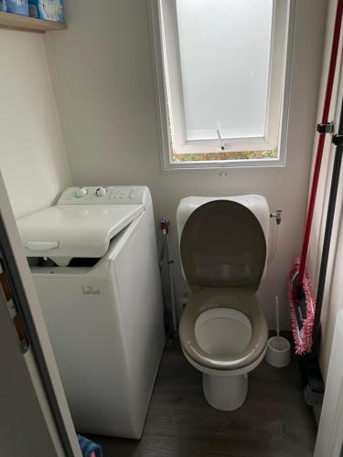 une petite salle de bain avec toilettes et lavabo dans l'établissement Camping Siblu Bonne Anse Plage MH 6-8 personnes tout confort, aux Mathes